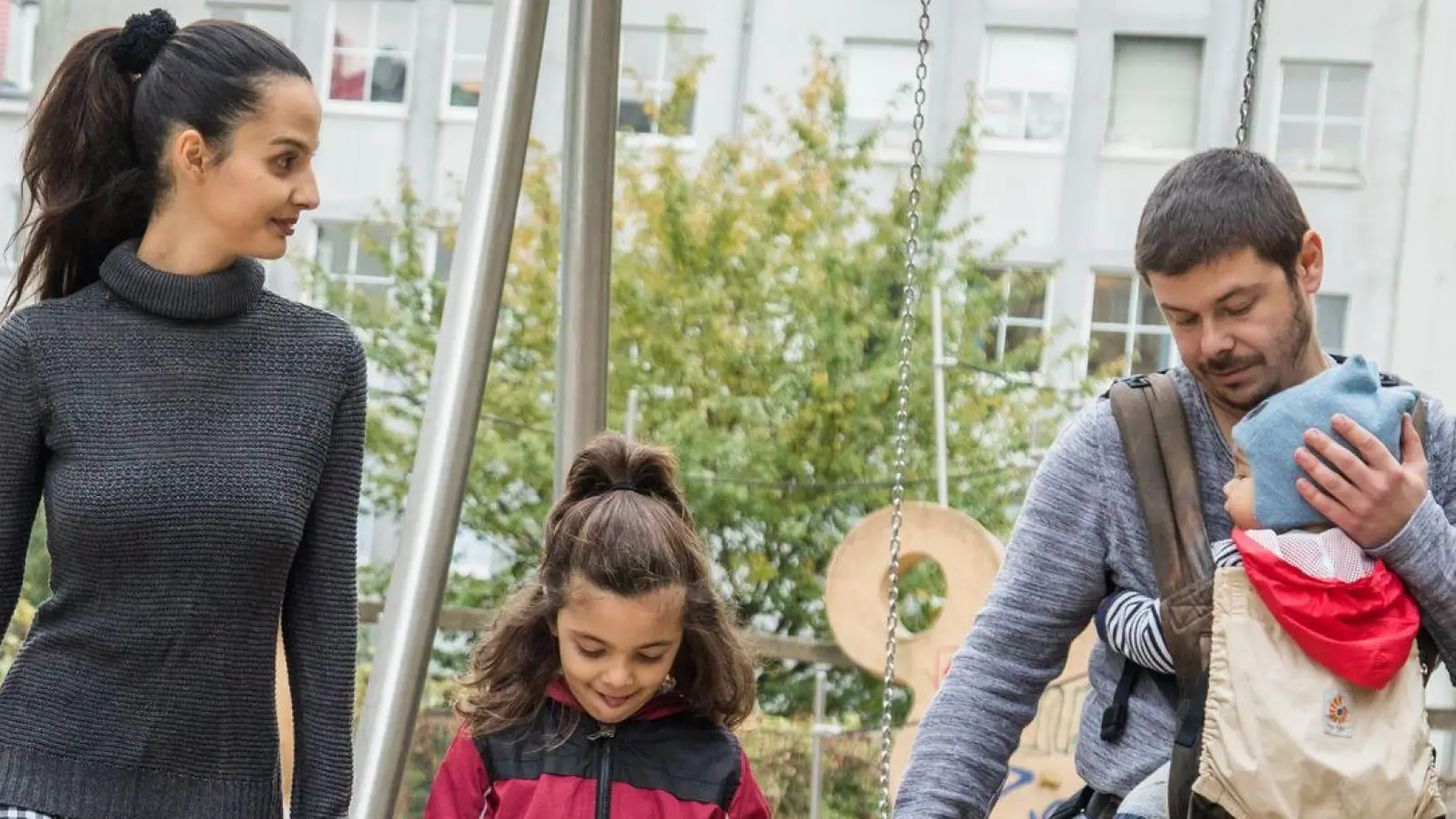 Planungsthema für Eltern: Eine Aufteilung, die steuerlich oder für die Rente sinnvoll wirkt, kann beim Bezug von Arbeitslosengeld Nachteile bringen. (Foto: Christin Klose/dpa-tmn)