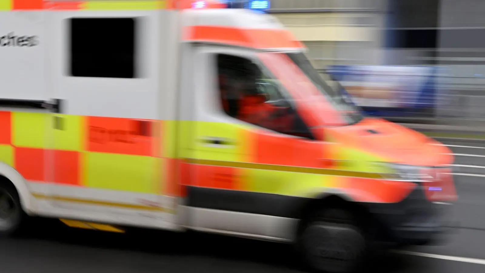 Sanitäter bringen alle Verletzten in eine Klinik. (Symbolbild) (Foto: Peter Kneffel/dpa)