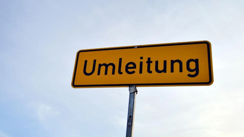 Das Staatliche Bauamt Ansbach bittet die Anlieger und Anliegerinnen entlang der Umleitungsstrecke und die Verkehrsteilnehmer sowie -teilnehmerinnen um Verständnis für die unvermeidbaren Beeinträchtigungen während der Bauzeit. (Symbolbild: Marc Tirl/dpa-Zentralbild/dpa-tmn)