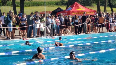 Viele Zuschauer und Zuschauerinnen feuerten die Athleten im Schwimmbecken, beim Radeln und Laufen an. (Foto: Ulli Ganter)