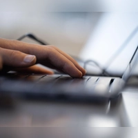 Alles Ansichtssache: Die praktischen Snap-Layouts unter Windows lassen sich mit einfachen Tastenkombis steuern. (Foto: Sebastian Gollnow/dpa)