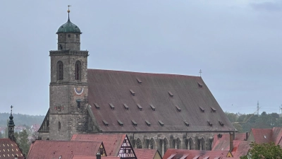 Das Münster St.&nbsp;Georg zählt zu den schönsten spätgotischen Hallenkirchen Süddeutschlands. Das mächtige Bauwerk dominiert die Dinkelsbühler Altstadt. Das mächtige Dach braucht jetzt eine Sanierung. (Foto: Martina Haas)