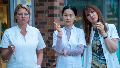 Szene aus der Serie „Marzahn Mon Amour“: Kathi Grabowski (Jördis Triebel), ihre Chefin Jenny Chan (Yvonne Yung Hee Bormann) und Kollegin Lulu Moll (Deborah Kaufmann). (Undatiertes Handout). (Foto: Oliver Vaccaro/ARD Degeto Fim/UFA Fiction GmbH/dpa)