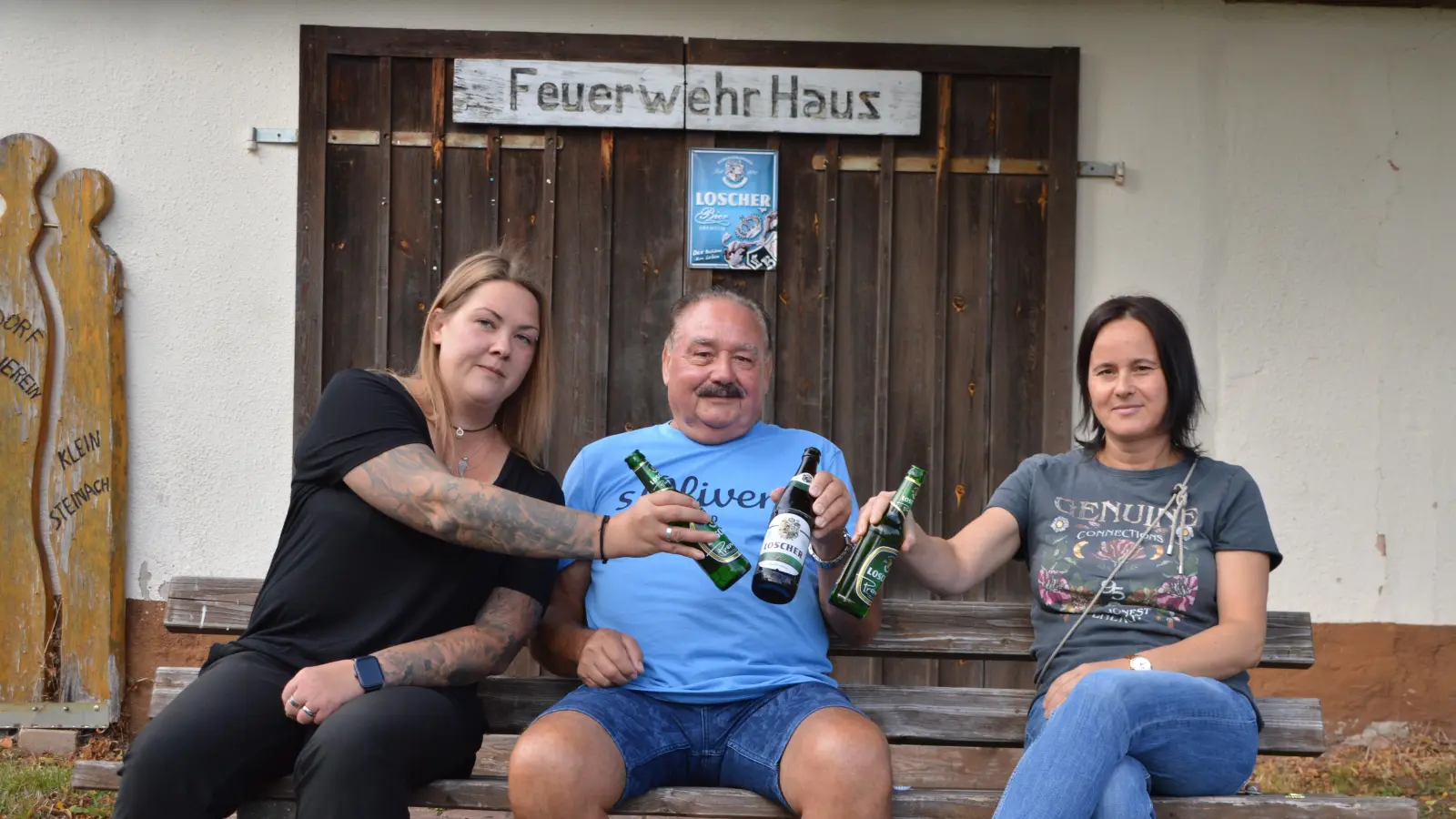 (K)ein Prosit der Gemütlichkeit: Nadine Müller, Herbert Dill und Kathrin Krafft (von links) sind mit der aktuellen Situation in Kleinsteinach unzufrieden. (Foto: Johannes Zimmermann)