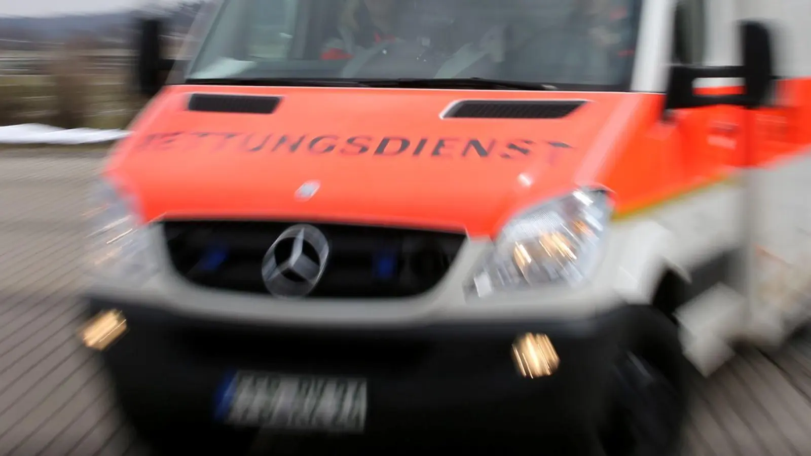 Der Rettungsdienst brachte den Mann unter laufender Reanimation ins Krankenhaus. Dort starb er später. (Symbolbild) (Foto: Stephan Jansen/dpa)