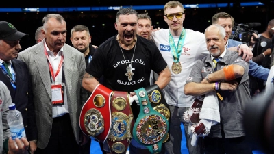 Oleksandr Usyk hält jetzt die Titel der Verbände WBA, WBO, WBC und IFB. (Foto: Bradley Collyer/PA Wire/dpa)