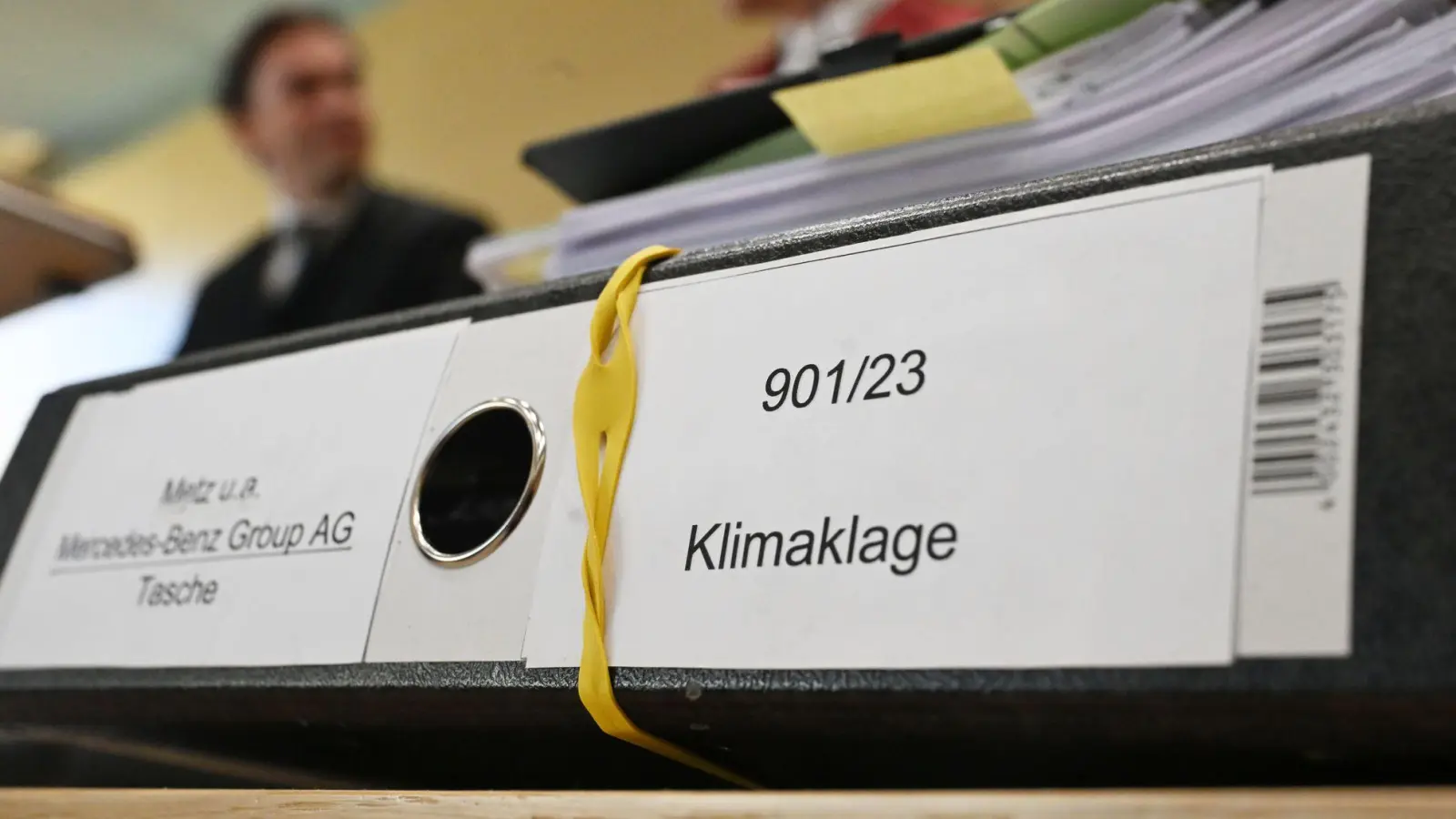 Können Unternehmen auch abseits staatlicher Vorschriften in die Pflicht genommen werden? (Foto: Uli Deck/dpa)