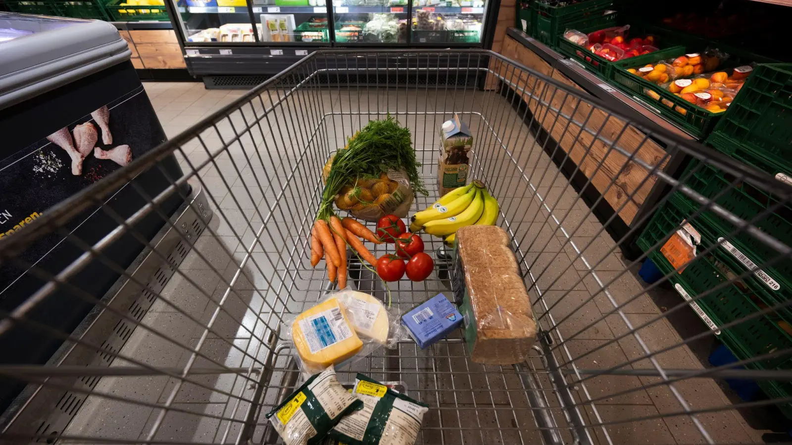 Viele Lebensmittel sind deutlich teurer als in der Vor-Corona-Zeit. (Symbolbild) (Foto: Philip Dulian/dpa)