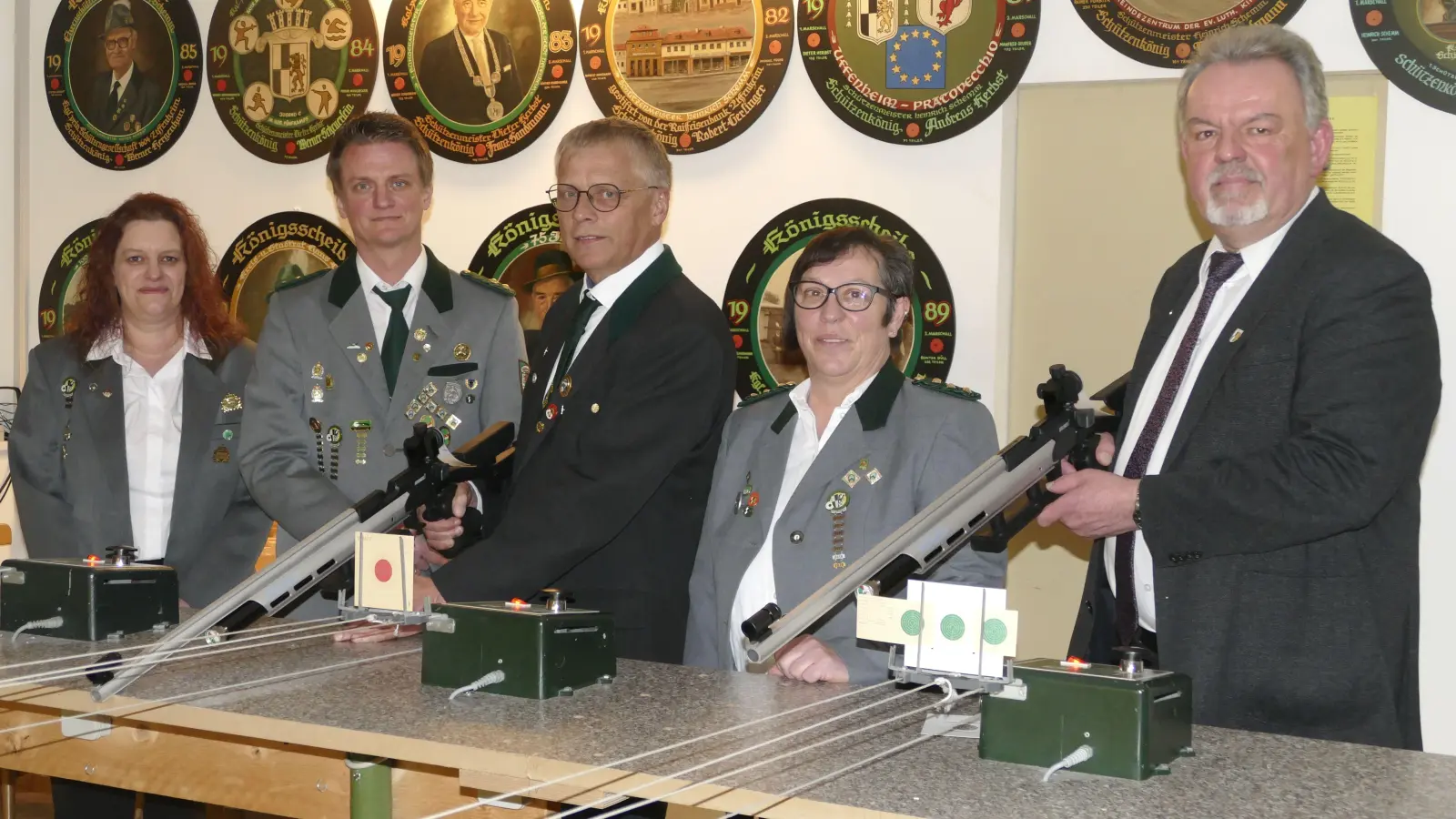 Das Gauschießen 2025 kann beginnen: Dagmar Klingler, Uwe Serby, Bernhard Schurz, Susanne Kern und Hermann Schuch (von links) hoffen auf volle Stände. (Foto: Helmut Meixner)