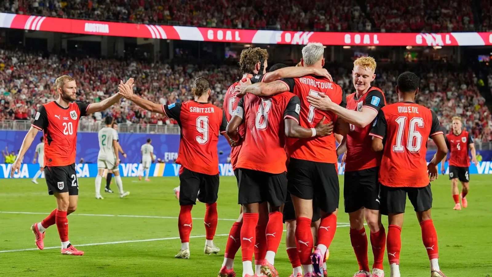 Österreich jubelte über drei Tore und den am Ende unerwartet knappen Einzug in die K.o.-Phase. (Foto: Charlie Riedel/AP/dpa)