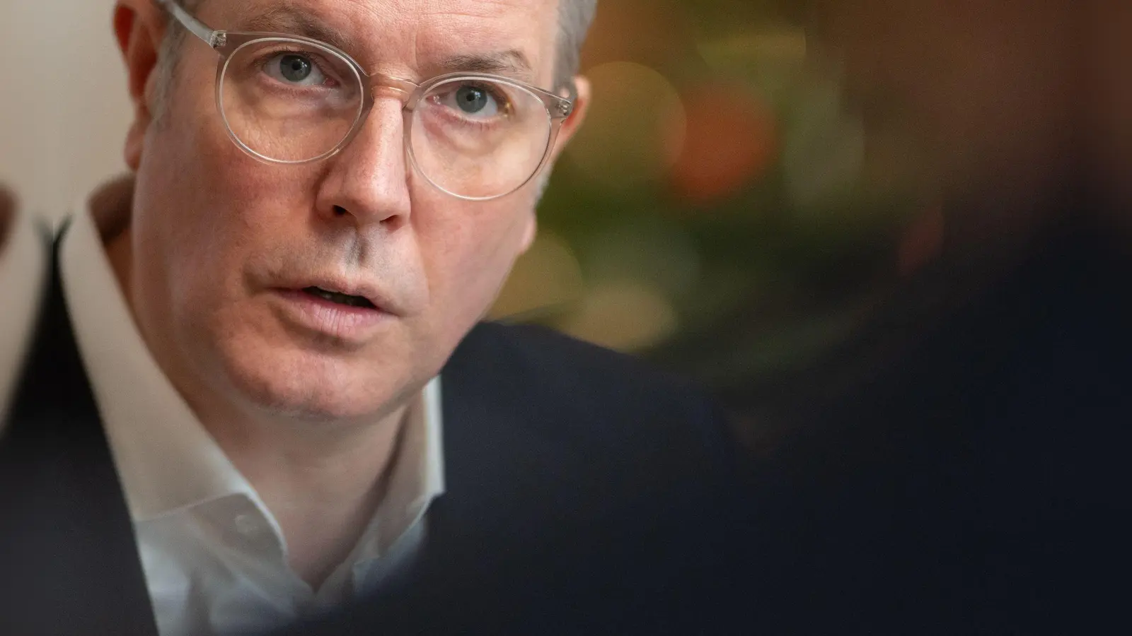 Der rheinland-pfälzische Ministerpräsident Alexander Schweitzer (SPD) hat davor gewarnt, aus der Bluttat von Aschaffenburg politisches Kapital zu schlagen. (Archivbild) (Foto: Boris Roessler/dpa)