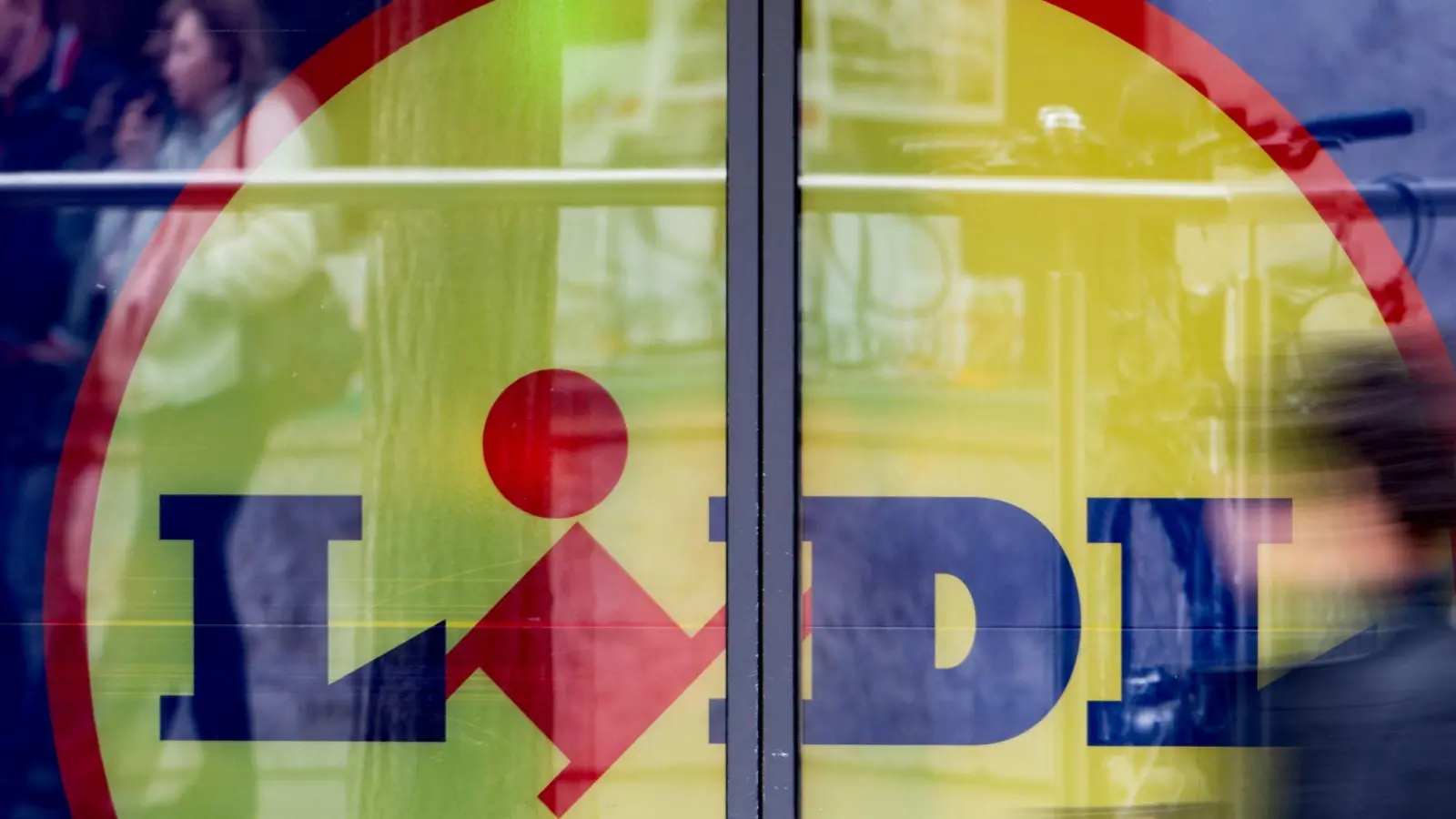 Lidl kämpft mit Aldi um die Marktführerschaft der Discounter. (Foto: Marijan Murat/dpa)