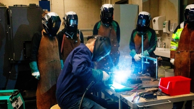 Schulungsleiter Dieter Rühl hat den Studentinnen die Elektroden- und Schutzgas-Methode gezeigt, ehe sie selbst in den Kabinen ans Werk gehen konnten. (Foto: Evi Lemberger)