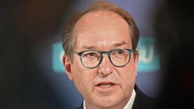 Alexander Dobrindt, CSU-Landesgruppenchef, gibt ein Pressestatement zu Beginn der Fraktionssitzung der Unionsparteien. (Foto: Sabina Crisan/dpa)