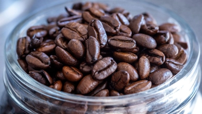 Für volles Aroma: Kaffeebohnen und -pulver sollte man gut vor Licht, Feuchtigkeit, Luft und Wärme schützen.  (Foto: Jens Büttner/dpa/dpa-tmn)