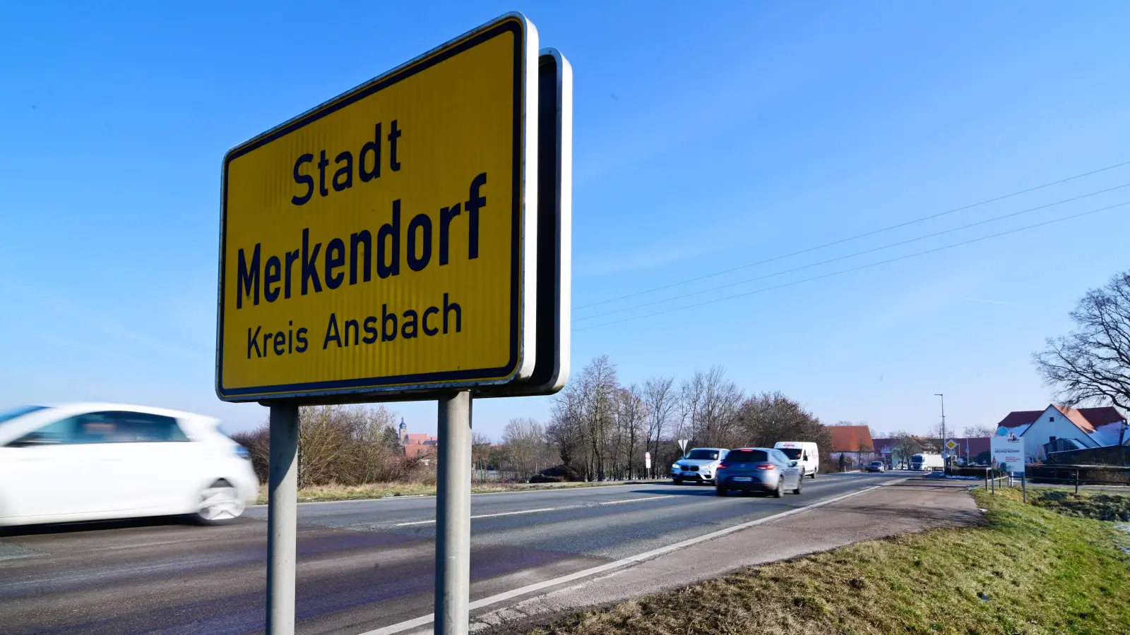 Der viele Verkehr, der täglich auf der B13 durch Merkendorf fließt, soll künftig um den Ort herumgeleitet werden. Das Staatliche Bauamt will die abschließenden Unterlagen im ersten Quartal 2026 vorlegen.  (Archivbild: Jim Albright)