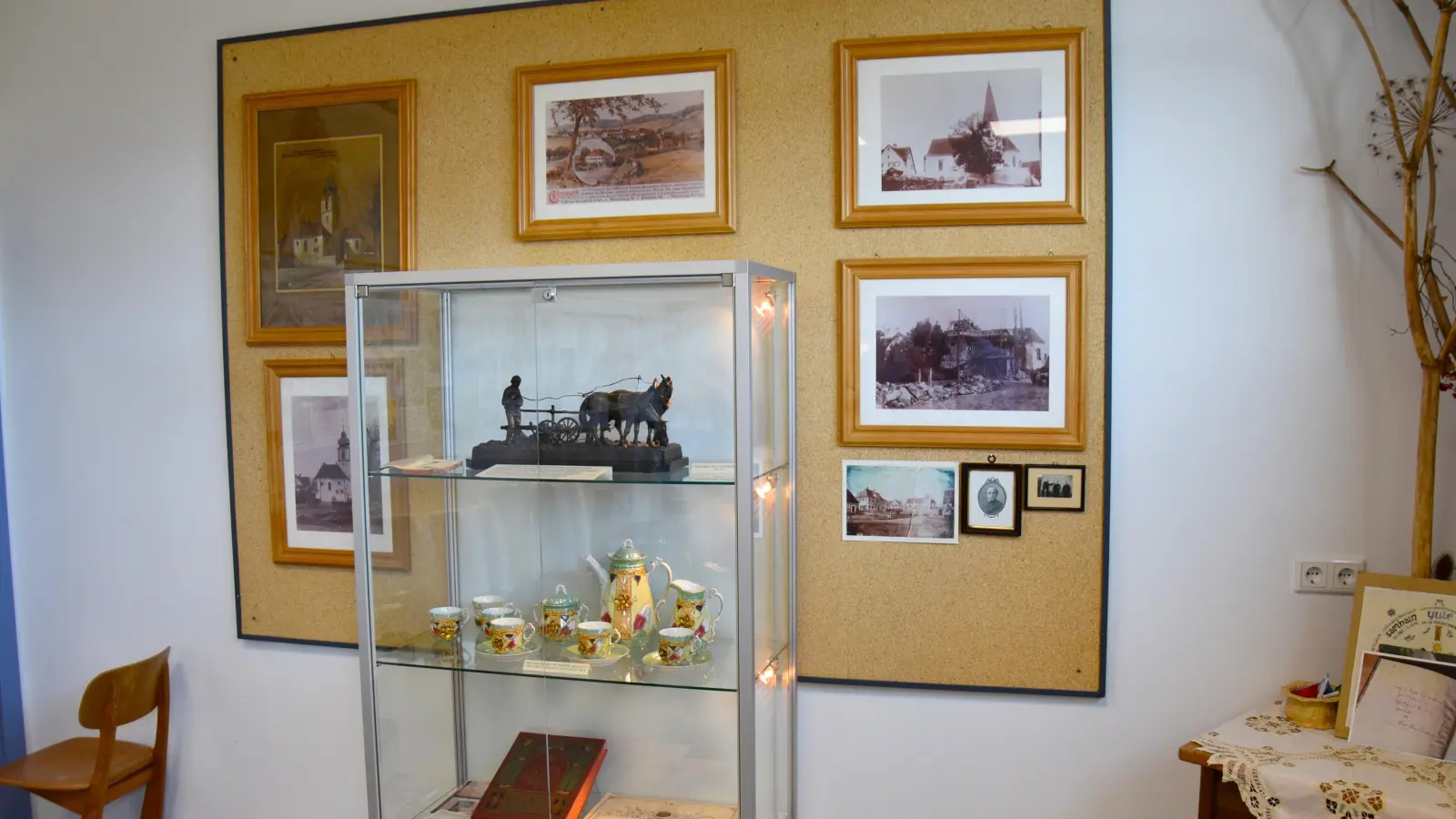 In der Pfarrer-Heumann-Ausstellung im ehemaligen Elbersrother Schulhaus sind auch alte Aufnahmen vom Bau der Pfarrkirche im Jahr 1925 zu sehen. Die Kosten wurden seinerzeit größtenteils aus Mitteln der Pfarrer-Heumann-Stiftung beglichen.  (Foto: Werner Wenk)