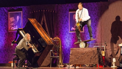 Bei den Musikkomikern Gogol und Mäx wird jedes Konzert zum akrobatischen Spektakel. Das Duo gastiert am 20. April in der Alten Turnhalle in Leutershausen. (Foto: Philipp von Ditfurth)