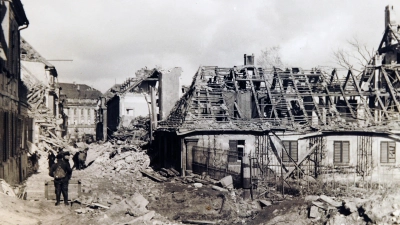 Ein Blick in die durch die Bomben zerstörte Bischof-Meiser-Straße in Richtung Schloss: Hier suchte ein Vater vor 80 Jahren nach seiner verschütteten Tochter. (Foto: Ernst Güth)