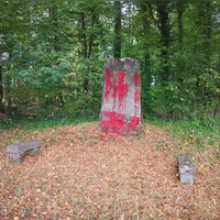 Das Bismarck-Denkmal war 1925 errichtet worden. Der Stein steht an einem beliebten Wanderweg. (Foto: Jürgen Binder)