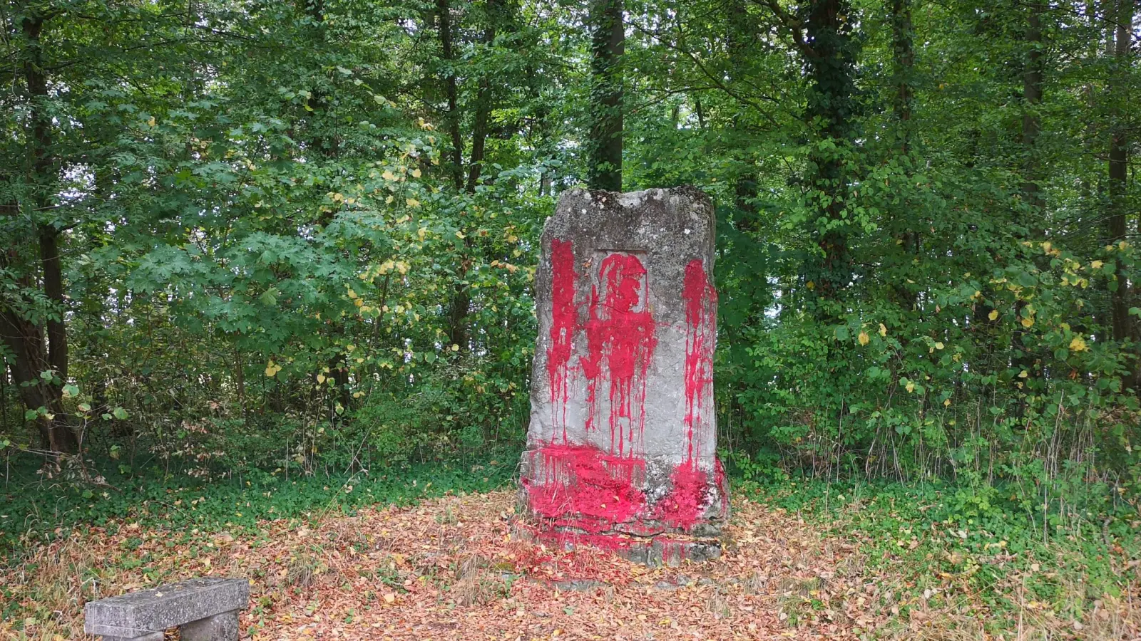 Das Bismarck-Denkmal war 1925 errichtet worden. Der Stein steht an einem beliebten Wanderweg. (Foto: Jürgen Binder)