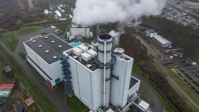 Dampf steigt aus der Kühlung eines Gaskraftwerkes in Hürth. (Archivbild)  (Foto: Oliver Berg/dpa)