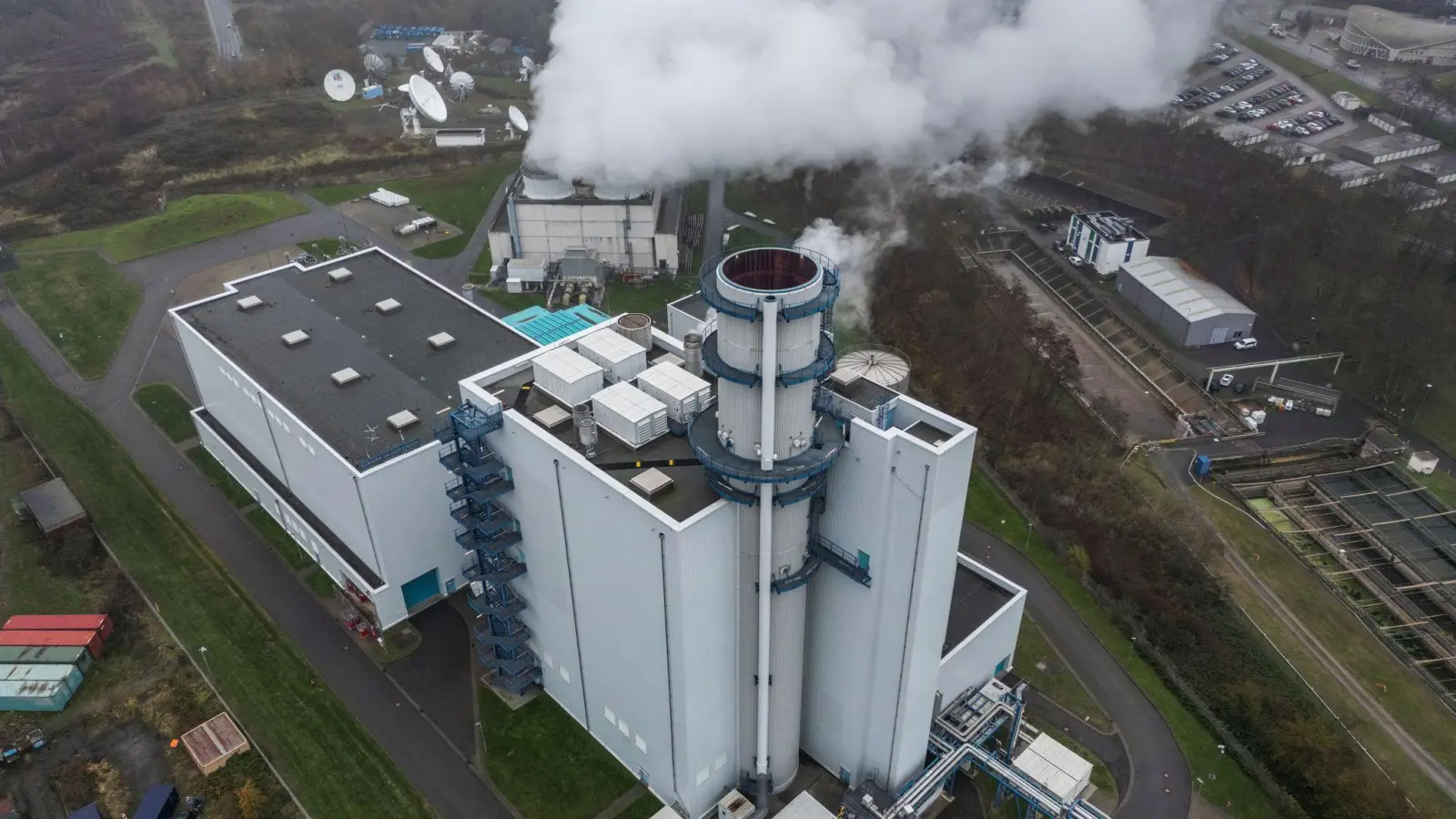 Dampf steigt aus der Kühlung eines Gaskraftwerkes in Hürth. (Archivbild)  (Foto: Oliver Berg/dpa)