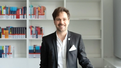 Florian Diener in der campuseigenen Bibliothek: Er freut sich darüber, dass aktuell sehr viel läuft. (Foto: Irmeli Pohl)