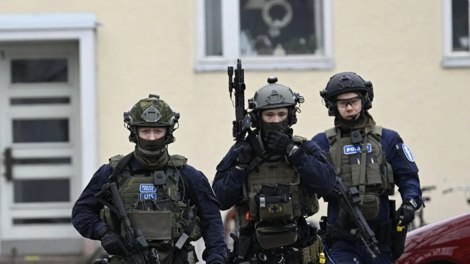 Bewaffnete Polizisten gehen in der Nähe der Viertola-Schule. Bei dem Vorfall an einer Grundschule in der finnischen Stadt Vantaa nördlich von Helsinki sind Kinder verletzt worden. Ein zwölf Jahre altes Kind stirbt. (Foto: Markku Ulander/Lehtikuva/dpa)