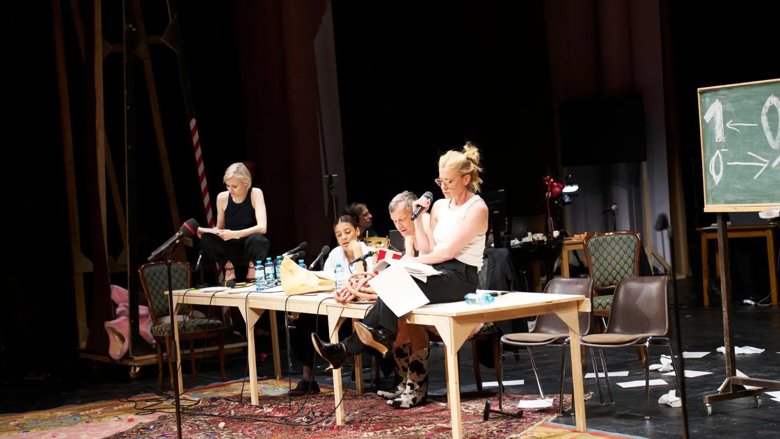 Die Schauspielerinnen Mavie Hörbiger (l-r), Azaria Dowuona-Hammond, Sebastian Rudolph und Caroline Petersund bei der Leseprobe von Elfriede Jelineks „Unter Tieren“ im Burgtheater. (Foto: Tommy Hetzel/Wiener Burgtheater/dpa)