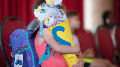 In die Schultüte gehören Süßigkeiten, klar. Aber es gibt auch andere kleine Geschenkideen, die Kindern lange Freude machen.  (Foto: Sebastian Kahnert/dpa/dpa-tmn)