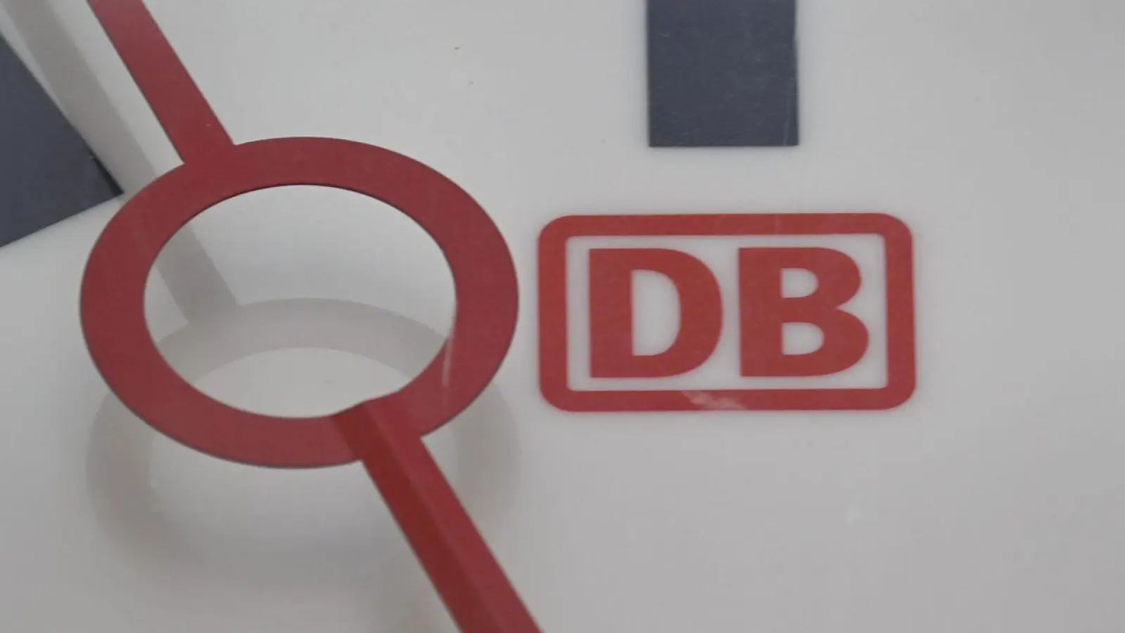 Die Deutsche Bahn konnte sich bei der Pünktlichkeit im August nur leicht verbessern. (Archivbild) (Foto: Robert Michael/dpa)