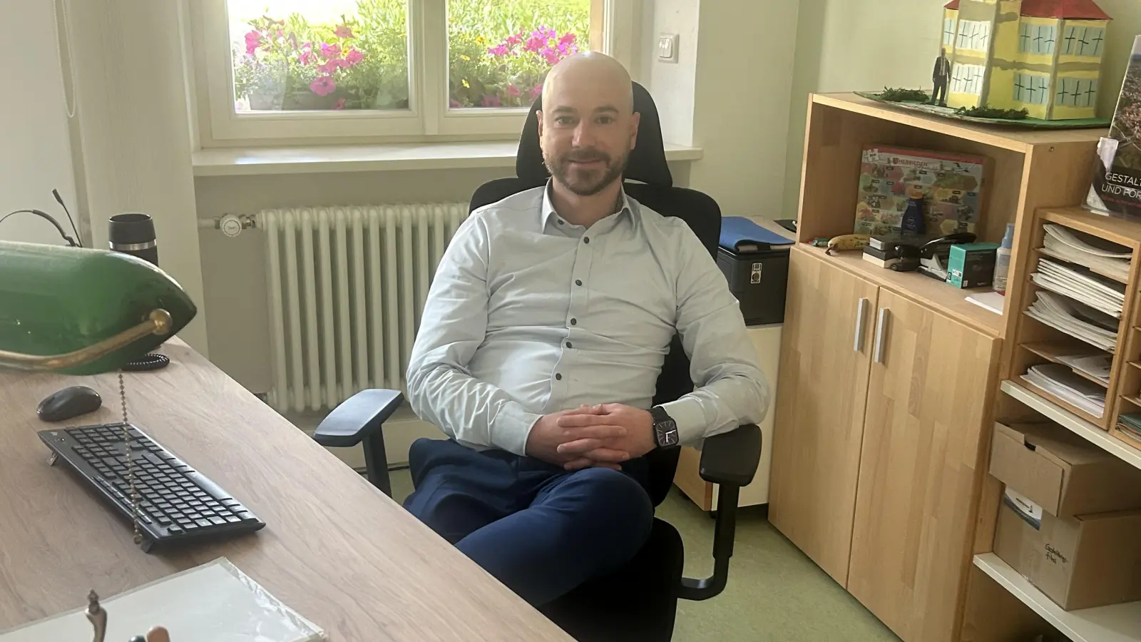 Die großen Projekte laufen, langweilig wird es Patrick Peters dennoch nicht. Der neue Bürgermeister Herriedens setzt auf einen guten Austausch in der Verwaltung und im Stadtrat.  (Foto: Florian Pöhlmann)