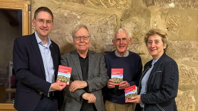Präsentierten den Wanderführer „Romantisches Franken“ (von links): Landrat Jürgen Ludwig, Vorsitzender des Tourismusverbands Romantisches Franken, die Autoren Wolfgang Schmieg und Gerhard Heimler sowie Regina Bremm, Geschäftsführerin des Romantischen Franken. (Foto: Matthias Lange)
