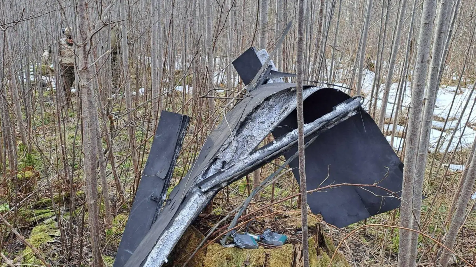 In Lettland wurden Teile einer Drohne gefunden, die mutmaßlich aus der Ukraine stammt. (Foto: -/National Armed Forces of Latvia/dpa)