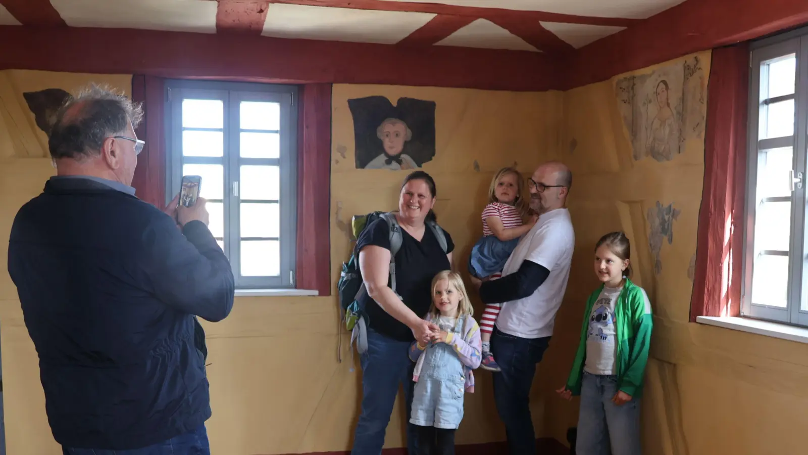 Das künftige Trauzimmer mit den restaurierten Wandgemälde-Fragmenten diente auch als Fotomotiv für die Gäste der Eröffnungsfeier. (Foto: Andreas Reum)