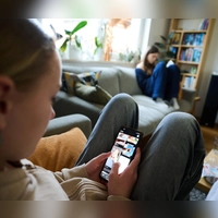 Struktur statt Chaos: Feste Zeitslots für Mediennutzung helfen Familien, die Ferienzeit ohne ständige Diskussionen zu verbringen. (Foto: Annette Riedl/dpa/dpa-tmn)