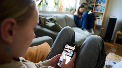 Struktur statt Chaos: Feste Zeitslots für Mediennutzung helfen Familien, die Ferienzeit ohne ständige Diskussionen zu verbringen. (Foto: Annette Riedl/dpa/dpa-tmn)