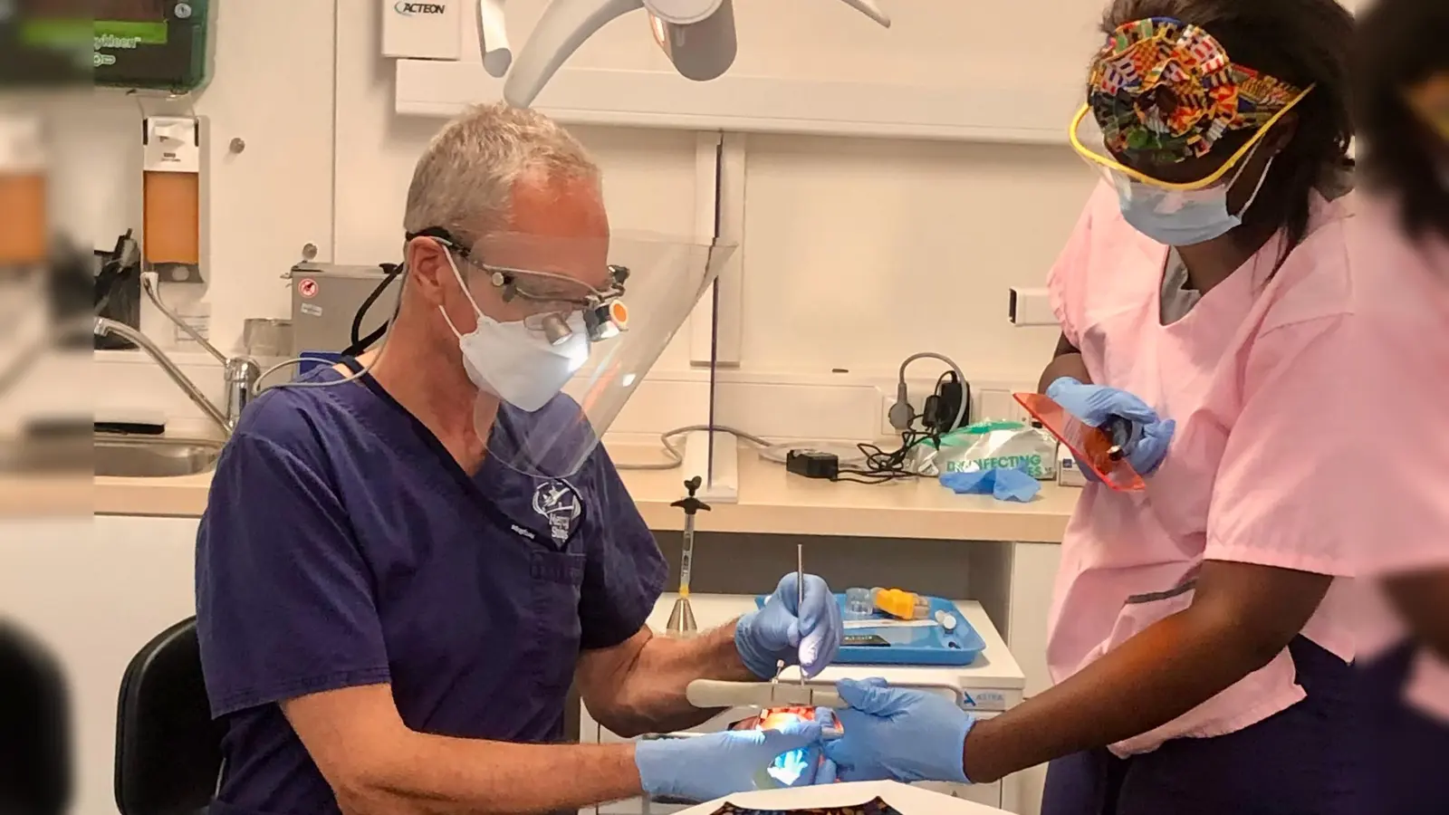 Sieben Mal war Dr. Volker Arendt bereits in Afrika, um Patienten vor Ort zahnmedizinisch zu versorgen. (Foto: Mercy Ships)