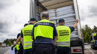 Bei Kontrollen der Polizei am Parkplatz Auergründel bei Heilsbronn waren internationale Teams beteiligt. (Foto: David Osswald/NEWS5)
