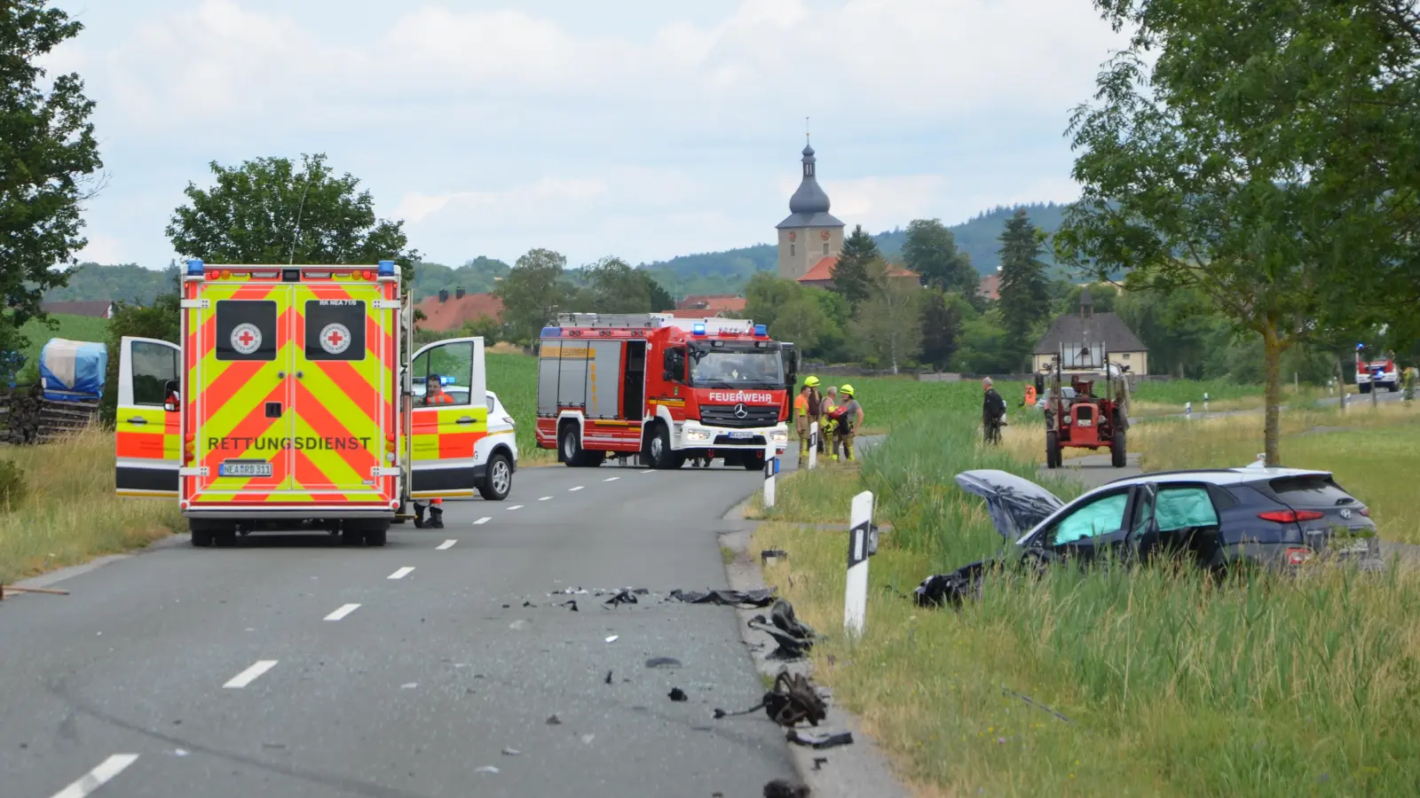 Auf der Kreisstraße NEA 6 zwischen Schauerheim und Unternesselbach hat es gekracht. Die Straße war gesperrt. (Foto: Christa Frühwald)