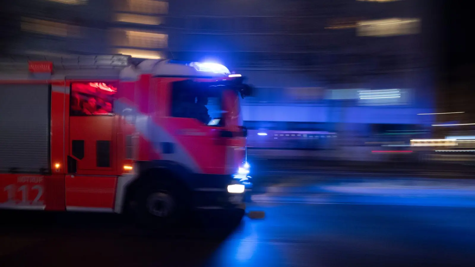 In Nürnberg muss die Feuerwehr in der Nacht mehrfach ausrücken. Steckt Brandstiftung hinter den Vorfällen? (Symbolbild) (Foto: Paul Zinken/dpa)