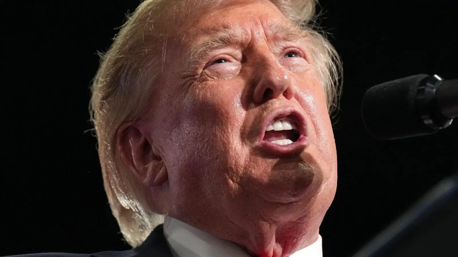 Trump warnt den Iran vor weiteren Angriffen.  (Foto: Jacquelyn Martin/AP/dpa)