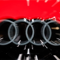 Audi verleiht in einem Pilotprojekt Mitarbeiter an Rüstungsunternehmen. (Symbolbild) (Foto: Daniel Karmann/dpa)