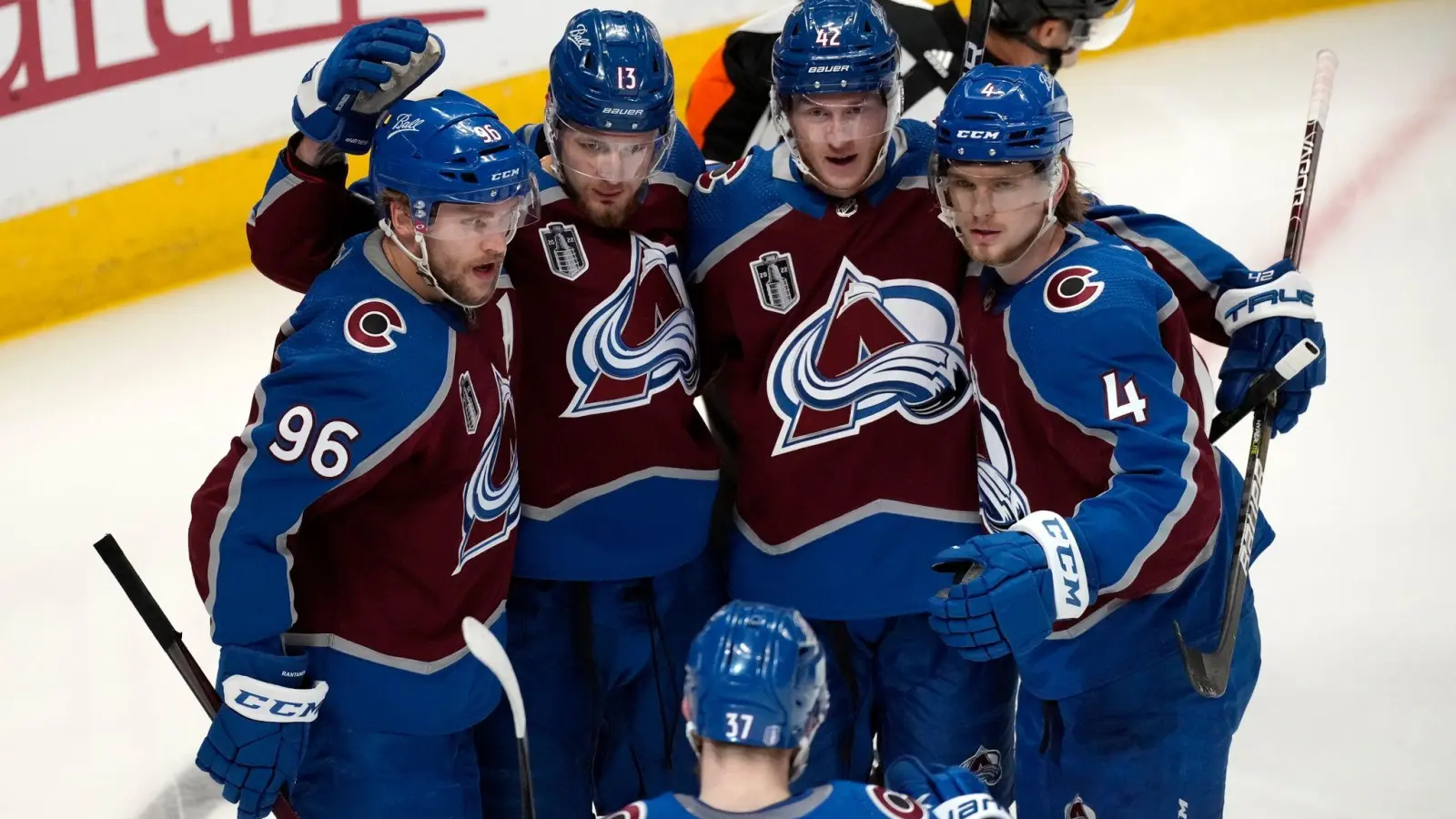 Die Colorado Avalanche haben das zweite Finalspiel gegen die Tampa Bay Lightning mit 7:0 gewonnen und führen in der Serie 2:0. (Foto: David Zalubowski/AP/dpa)