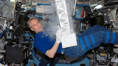 Der deutsche Astronaut Thomas Reiter an Bord der Internationalen Raumstation ISS: Hier hantiert er mit Teilen einer Laborgefriereinrichtung. (Foto: NASA/dpa)