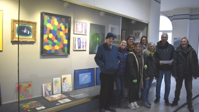 Acht Mitglieder der Künstlerinitiative Neustadt/Aisch präsentieren im Rahmen ihrer Weihnachtsausstellung Arbeiten in der Bahnhofsvitrine. Am Freitagnachmittag hatten sie diese bestückt. (Foto: Ute Niephaus)