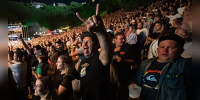 Feiern zu später Stunde am Taubertal-Festival 2024. (Foto: Mirko Fryska)