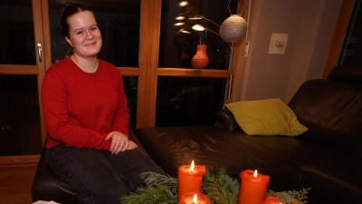 Das Wilhermsdorfer Christkind privat: Dorothea Mitländer, im Vordergrund der Prolog und die beiden Bücher der Uroma Jette Lindner. (Foto: Heinz Wraneschitz )