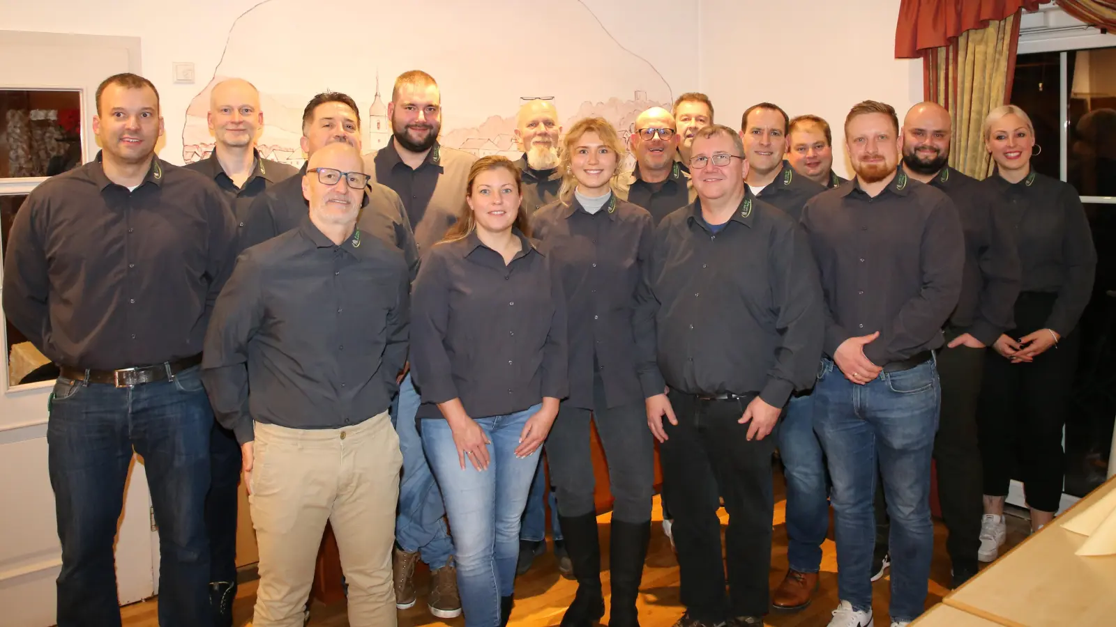 Drei Frauen, 13 Männer: Die Kandidierenden der Liste für die Marktgemeinde Lehrberg (LfL), die zur Kommunalwahl am 8. März 2026 antreten.<br> (Foto: Alexander Biernoth)